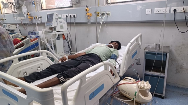 गंभीर हालत में जिला अस्पताल में भर्ती विनोद परिहार।
