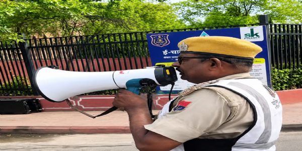 जयपुर पुलिस की पर्यावरण हित में पहल: रेडलाइट पर इंजन बंद करने की अपील