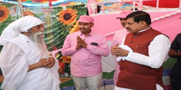 मप्रः मुख्यमंत्री ने उज्जैन में जय गुरुदेव आश्रम पहुंचकर गुरुदेव से लिया आशीर्वाद, अमृत प्रवचनों का किया श्रवण