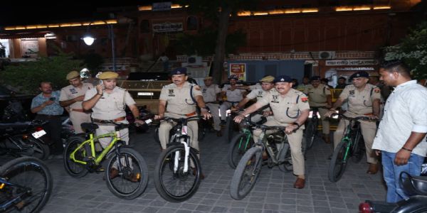 पर्यावरण संरक्षण के लिए जयपुर पुलिस की अनूठी पहल: साइकिल से किया रात्रि गश्त