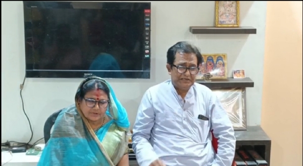 मामले की जानकारी देते ओपी लाल के पुत्र सुनील लाल एवं उनकी पुत्री शकुंतला श्रीवास्तव