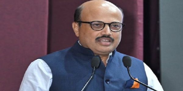 संवाददाताओं को संबोधित करते वाणिज्य सचिव राजेश अग्रवाल