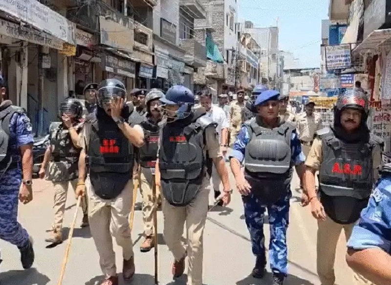 धार की सुरक्षा में तैनात जवान धार की सुरक्षा में तैनात जवान