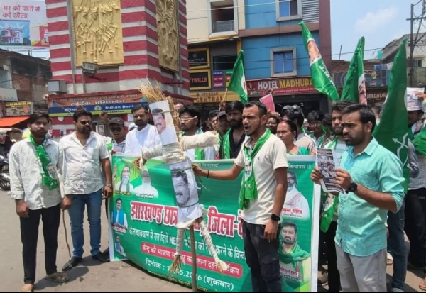 नीट पेपर लीक मामले को लेकर झामुमो छात्र संगठन ने केंद्रीय शिक्षा मंत्री का पुतला फूंका