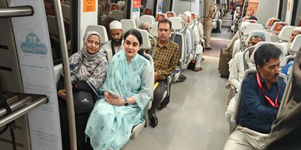 दिल्ली स्टेट हज कमेटी द्वारा हज यात्रियों         को हवाई अड्डा के टर्मिनल 3 तक ले जाने         के लिये एक्सप्रेस मेट्रो की विशेष व्यवस्था