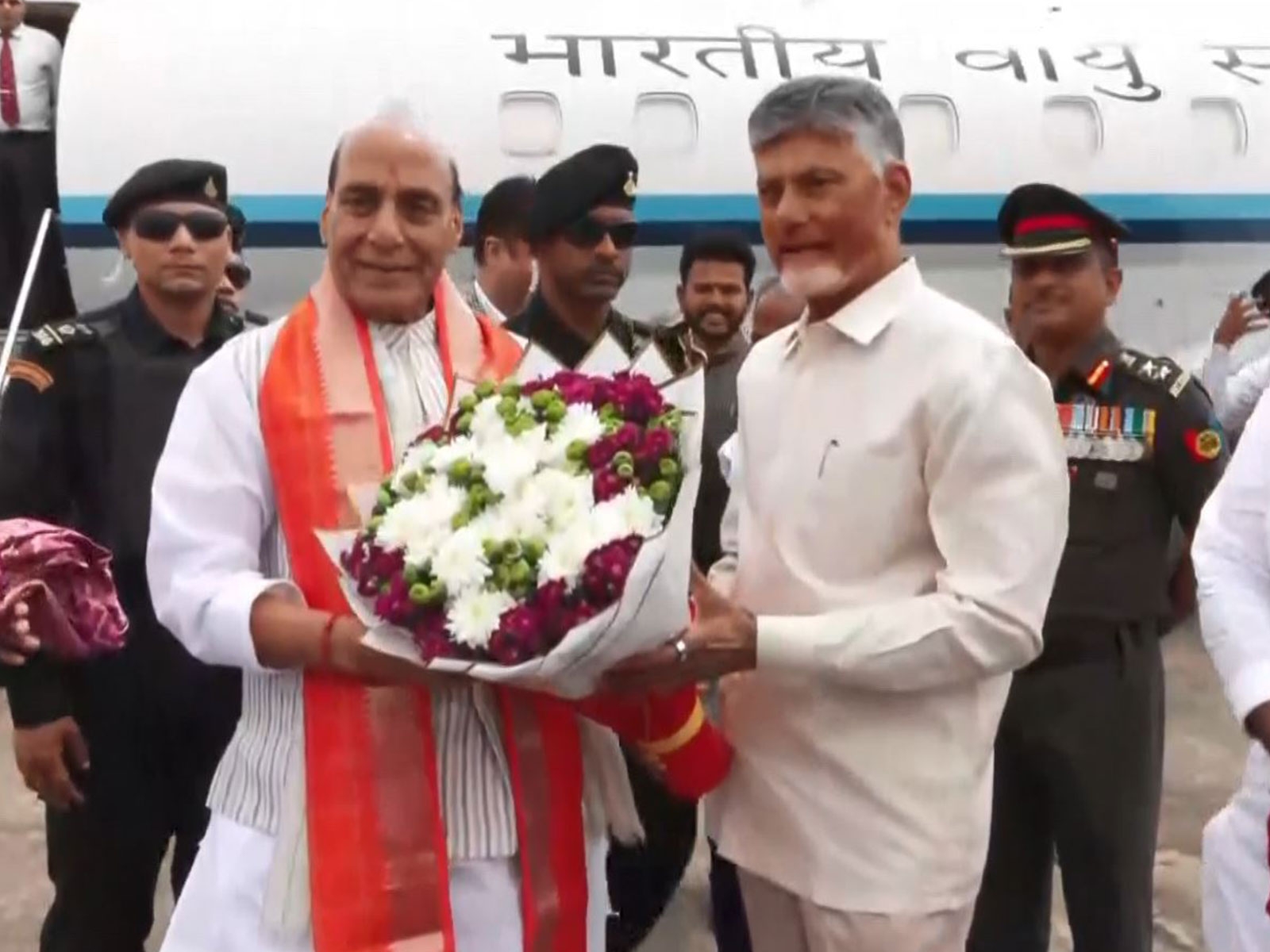 राजनाथ सिंह ने आंध्र प्रदेश के पुट्टपर्थी में 16 हजार करोड़ की डिफेंस परियोजना की आधारशिला रखी राजनाथ सिंह ने आंध्र प्रदेश के पुट्टपर्थी में 16 हजार करोड़ की डिफेंस परियोजना की आधारशिला रखी