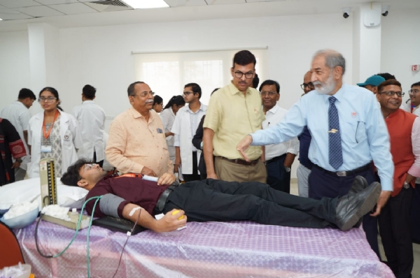 रक्तदाता से मुलाकात करते उपयुक्त राजीव रंजन