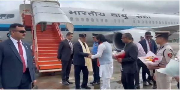 सिक्किम दौरे पर उपराष्ट्रपति सी.पी. राधाकृष्णन का  बागडोगरा  हवाई अड्डे उनका स्वागत करते  राज्य मंत्री निशीथ प्रामाणिक