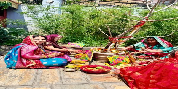 नेपाल के मिथिला क्षेत्र महिलाओं द्वारा वट सावित्री की पूजा