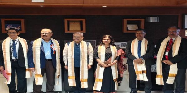 केंद्रीय स्वास्थ्य सचिव पुण्या सलीला श्रीवास्तव के साथ अन्य लोग मौजूद।