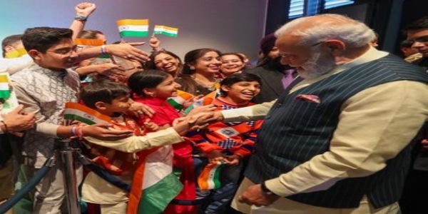 प्रधानमंत्री नरेन्द्र मोदी नीदरलैंड्स में भारतीय प्रवासियों से मुलाकात करते हुए।