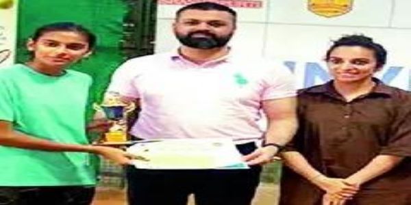 प्रार्थना को सम्मानित करते हेड कोच आशीष श्रीवास्तव
