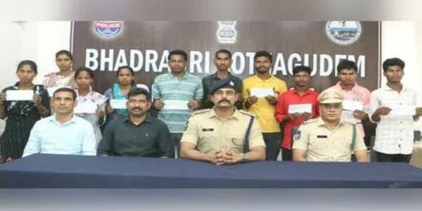 पुलिस अधीक्षक के साथ आत्मसमर्पण करने वाले माओवादी पुलिस अधीक्षक के साथ आत्मसमर्पण करने वाले माओवादी