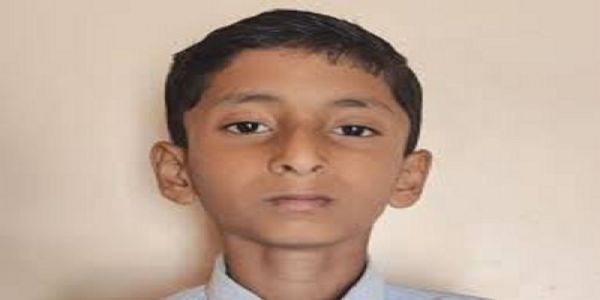 दो महीने तक कोमा में रहे तीसरी के छात्र की मौत, शव लेकर एसपी कार्यालय पहुंचे परिजन