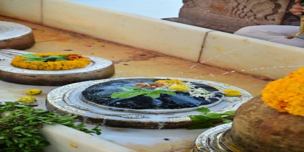वाराणसी: श्री शनिदेव की जयंती पर काशी विश्वनाथ मंदिर के नवग्रह मंडप में रूद्राभिषेक