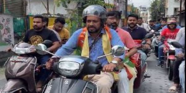 शपथ के बाद सिलीगुड़ी लौटे विधायक शंकर घोष, स्कूटी चलाकर पहुंचे घर