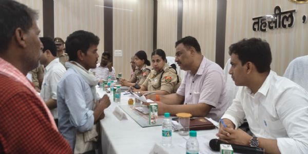 सम्पूर्ण समाधान दिवस में डीएम-एसपी ने सुनीं फरियादियों की समस्याएं