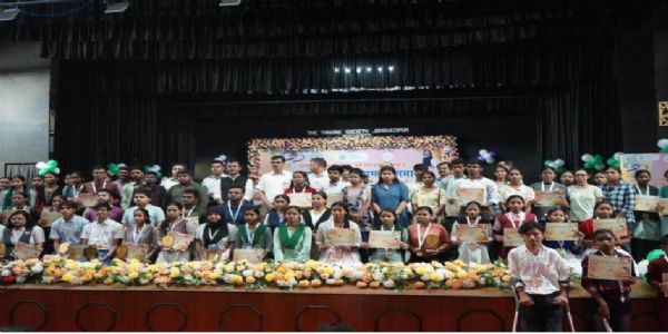 उपायुक्त ने बोर्ड टॉपर्स छात्रों को किया पुरस्कृत