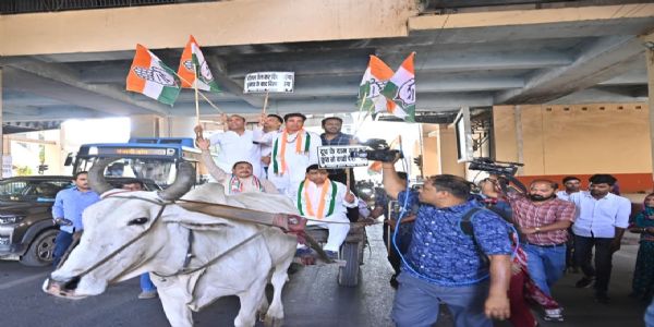 कांग्रेस ने महंगाई और ईंधन के बढ़े दामों के खिलाफ किया प्रदर्शन