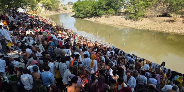 उज्जैनः लम्बे समय बाद दिखा शहर में मिनीकुंभ सा नजारा, रात्रि तक करीब डेढ़ लाख श्रद्धालुओं ने किया शिप्रा स्नान