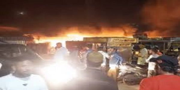 भोपाल में देर रात आग से हड़कंप, लक्ष्मी टॉकीज इलाके में फल के ठेले जलकर खाक, अफरा-तफरी मची