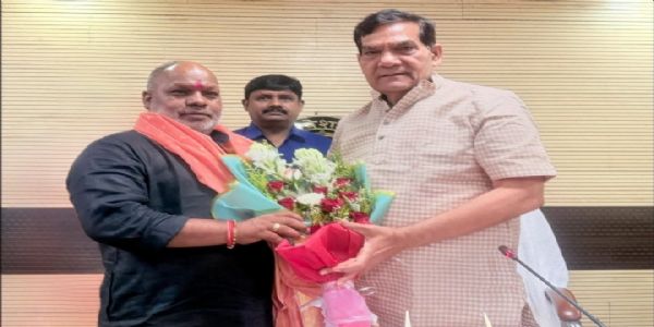 मंत्री ए.के. शर्मा का वाराणसी में स्वागत, वाहन कम उपयोग करने की अपील