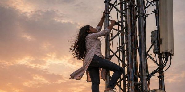 प्रेमी की बेवफाई से आहत युवती मोबाइल फोन टावर पर चढ़ी