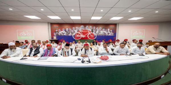भाजपा सरकार में व्यापारी हो रहा तबाह : अखिलेश यादव