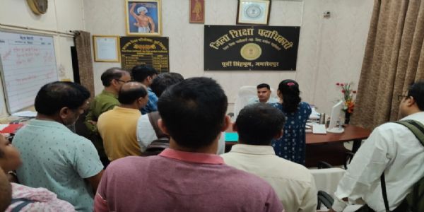 वेतन भुगतान में देरी पर शिक्षकों ने किया डीईओ कार्यालय घेराव