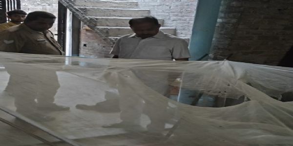 शेरगढ़ में सनसनीखेज वारदात, बात बंद करने पर युवक ने परिवार पर फेंका तेजाब
