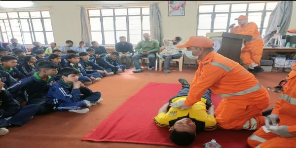 एनडीआरएफ ने छात्रों, शिक्षकों व कर्मचारियों को सिखाए जीवन रक्षा व बचाव के गुर