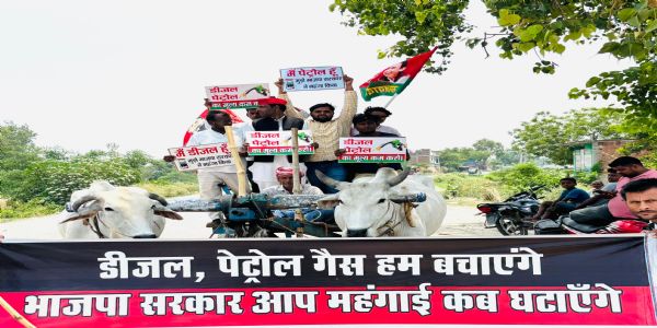 बैलगाड़ी से तहसील पहुंचे सपा नेता, महंगाई के विरोध में सौंपा ज्ञापन