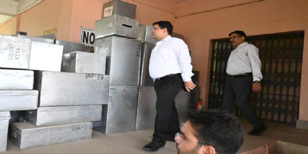 उपायुक्त ने कल्याणपुर वेयर हाउस का किया निरीक्षण