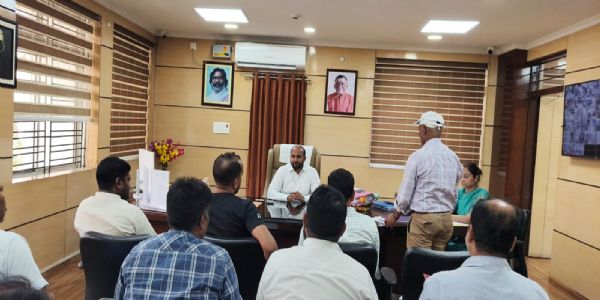 कस्तूरबा विद्यालय में नामांकन को लेकर डीसी ने की बैठक