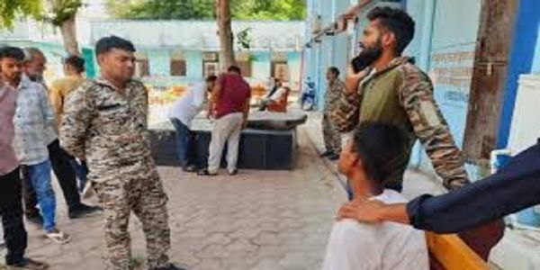 भिंड: पंडोखर सरकार से लौट रहे श्रद्धालु का तार से कटा गला