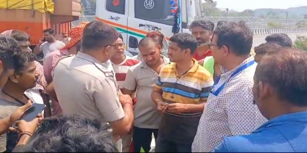 कुल्टी में एनएच 19 पर ट्रक चालकों का प्रदर्शन