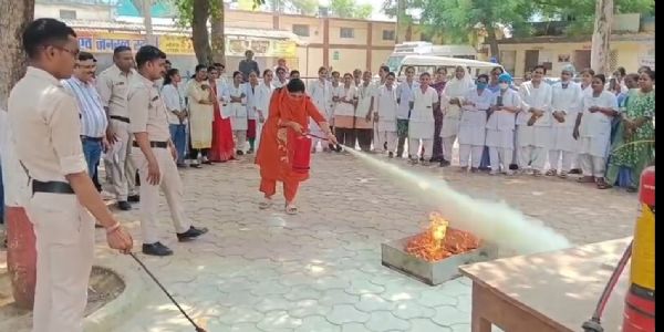 जिला अस्पताल में माक ड्रिल, डाक्टरों-नर्सों ने सीखे आग बुझाने के गुर