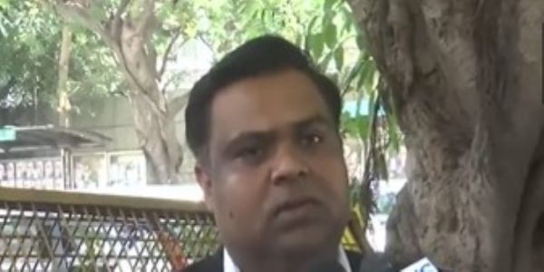 न्यायालय परिसर में पत्रकारों से बात करते अधिवक्ता विकास त्रिपाठी।