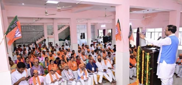 सम्बोधित करते केशव प्रसाद मौर्य
