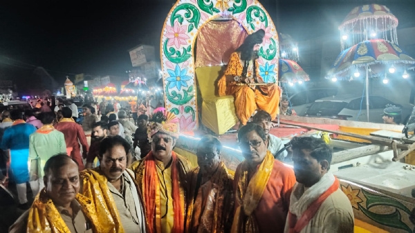 शाेभायात्रा का दृश्य