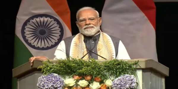 नीदरलैंड के हेग में भारतीय समुदाय को संबोधित करते प्रधानमंत्री नरेंद्र मोदी।