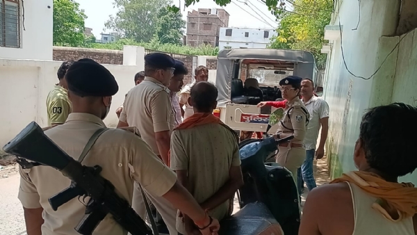 पूछताछ करती एसडीपीओ पूछताछ करती एसडीपीओ