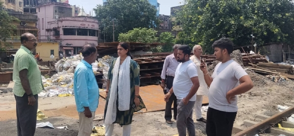 अंडरपास का निरीक्षण करतीं पार्षद