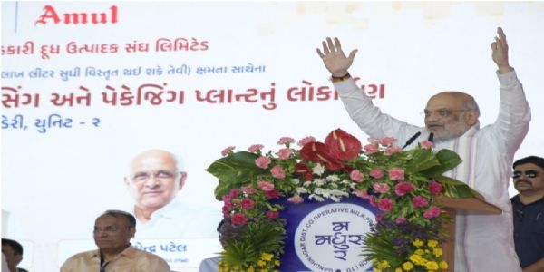 मधुर डेरी गांधीनगर में पशुपालकों को सम्बोधित करते हुए केंद्रीय सहकारिता व गृह मंत्री अमित शाह