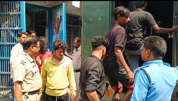 गिरफ्तार आरोपियों को कोर्ट ले जाती पुलिस