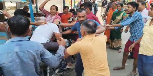 लोन दिलाने को लेकर ठगी, आरोपी की सरेआम पिटाई