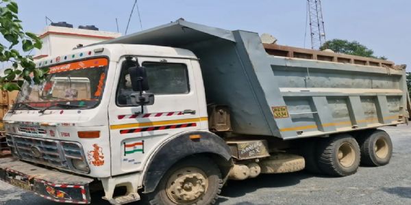 अवैध पत्थर परिवहन पर कार्रवाई, बिना चालान बोल्डर ले जा रहा हाईवा जब्त
