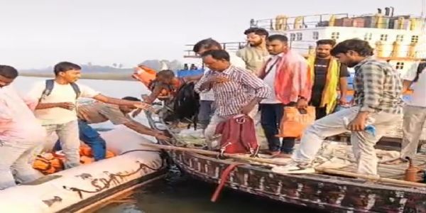 बीच गंगा नदी में खराब हुई नाव, एसडीआरएफ ने सभी यात्रियों को सुरक्षित निकाला