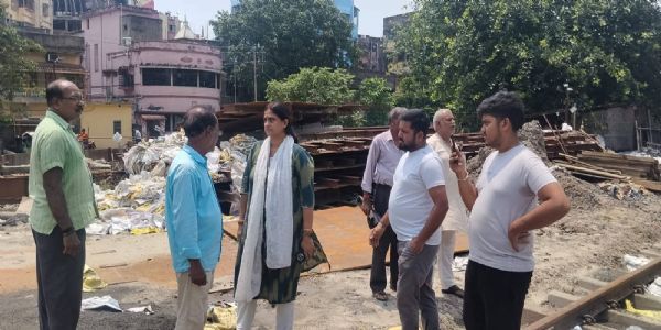 रिषड़ा अंडरपास के निरीक्षण करने पहुंची पार्षद, कहा -कुछ दिन और इंतजार करना होगा