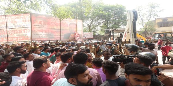 लखनऊ कलेक्ट्रेट में वकीलों के अवैध चैंबर व दुकानों पर चला बुलडोजर
